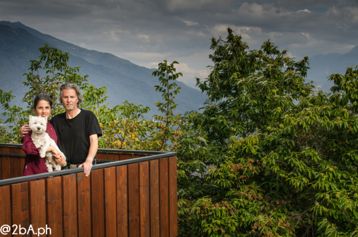 coppia con cane su terrazza fotografia aziendale per home restaurant