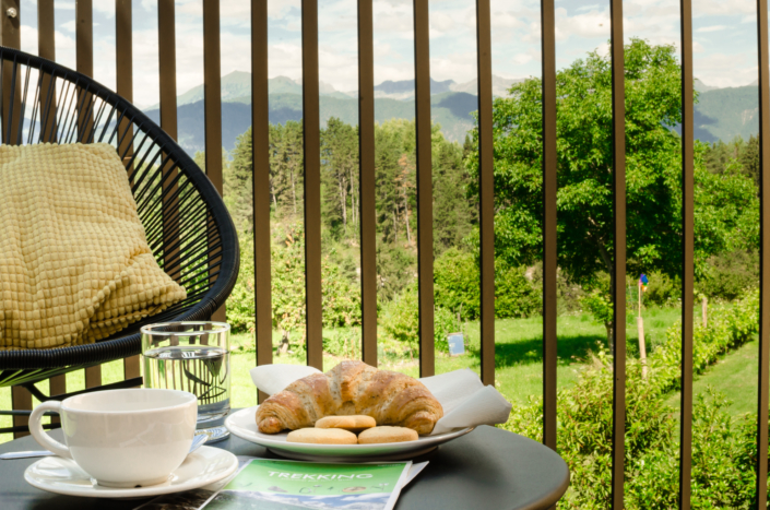 colazione in balcone vista montagne