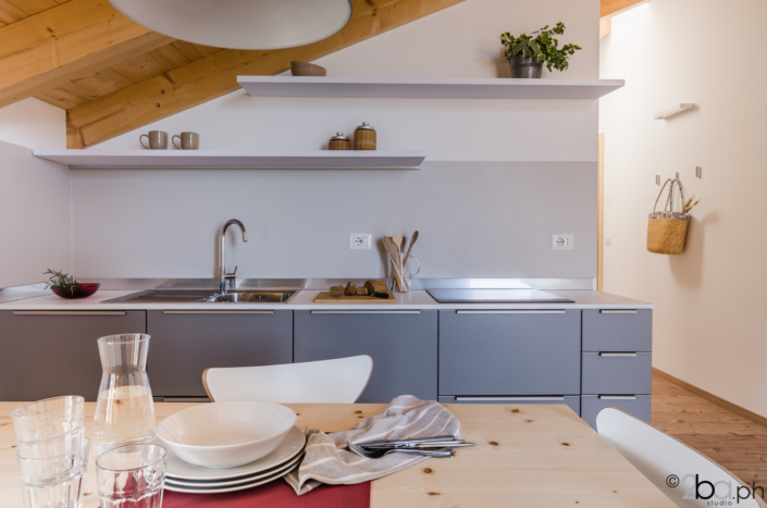 tavolo legno montagna mansarda vacanza affitti brevi valle di non