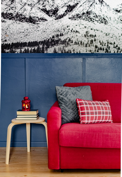divano rosso boiserie blu montagna