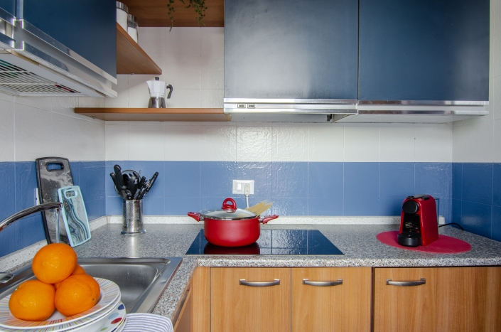 piccola cucina blu e legno